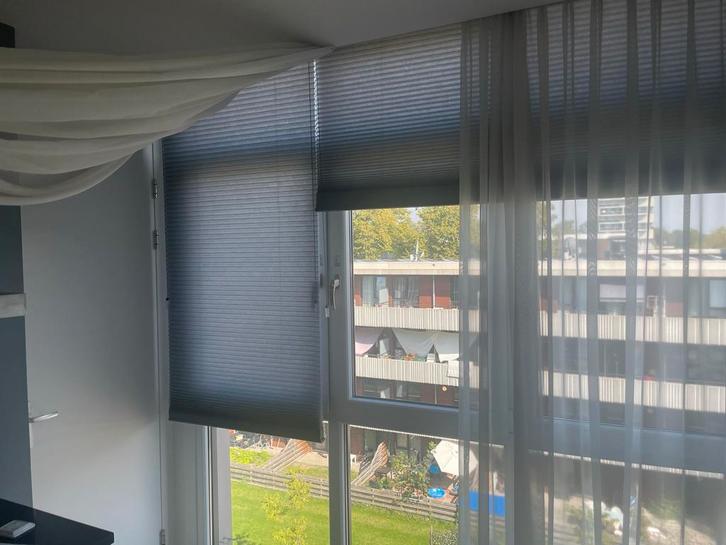 Grijze Luxaflex Plissé Gordijnen te koop aangeboden, Huis en Inrichting, Stoffering | Gordijnen en Lamellen, Zo goed als nieuw