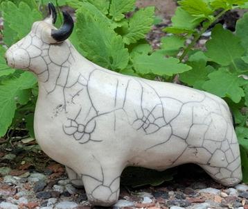 Stier. RAKU.  Keramiek. Glazuurd. 17/12 cm. beschikbaar voor biedingen
