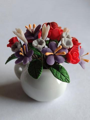 porseleinen witte vaas met polymer bloemboeket / miniatuur beschikbaar voor biedingen