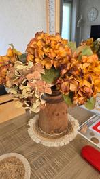Nepales Vaas met zijden hortensia's, Huis en Inrichting, Woonaccessoires | Vazen, Overige materialen, Gebruikt, Oranje, Ophalen of Verzenden