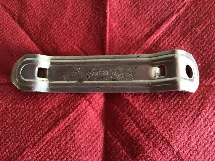 Coca-cola flessenopener Vintage jaren 50 afm. 9,5x2cm :, Verzamelen, Merken en Reclamevoorwerpen, Gebruiksvoorwerp, Ophalen of Verzenden
