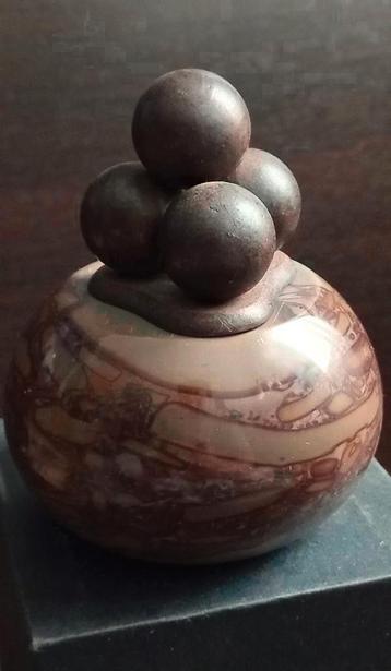 Unieke sculptuur op marmeren sokkel , zeldzame beeldje beschikbaar voor biedingen