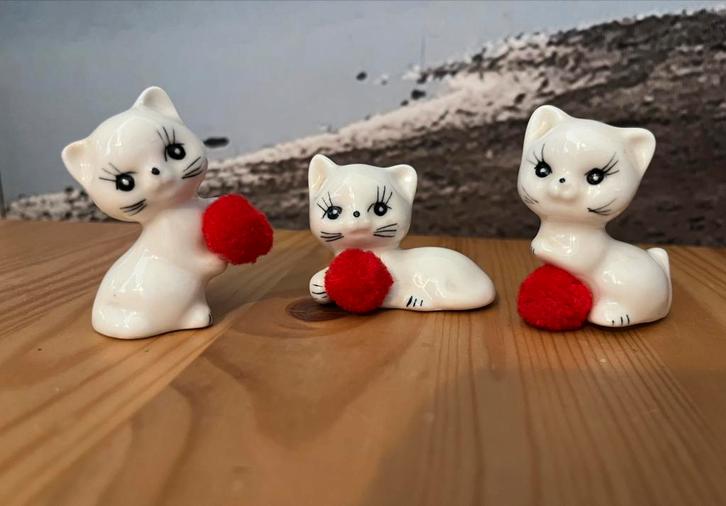 Set van 3 porseleinen katjes (jaren 80), Verzamelen, Beelden en Beeldjes, Zo goed als nieuw, Dier, Ophalen of Verzenden