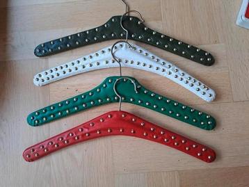 4 vintage kleerhangers met met koperen sierspijkers beschikbaar voor biedingen