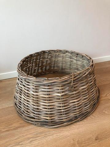 Rieten/rotan mand voor kerstboom beschikbaar voor biedingen