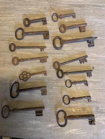  Te koop; oude sleutels antiek vintage sleutel kado beschikbaar voor biedingen