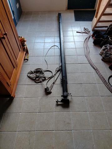 Giek met mast bevestiging en neerhaler beschikbaar voor biedingen