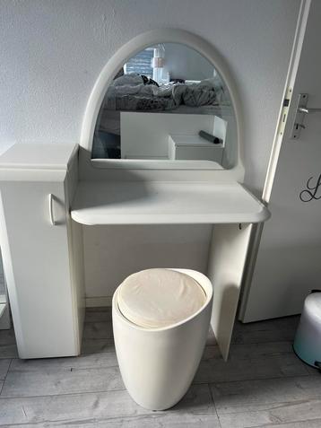 Kaptafel, kastje, spiegel, kruk. beschikbaar voor biedingen