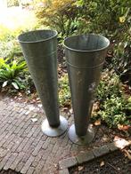 Twee zinken tuinvazen (prijs is voor beide vazen samen), Ophalen, Gebruikt