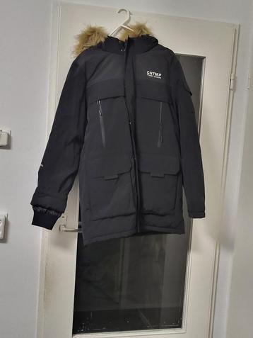 Zwarte winterjas met capuchon beschikbaar voor biedingen