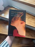 Boek: Een jaar en een dag | Leslie Pietrzyk, Boeken, Ophalen of Verzenden, Gelezen, Leslie Pietrzyk
