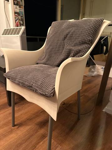Stoel met comfortabele kussens beschikbaar voor biedingen