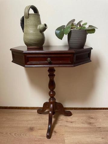 Antiek/vintage tafeltje kastje met platte achterkant en lade beschikbaar voor biedingen