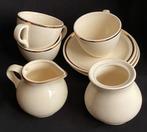 3 kopjes met schotels, melkkan en suikerpot van V&D, Huis en Inrichting, Keuken | Servies, Gebruikt, Keramiek, Ophalen of Verzenden