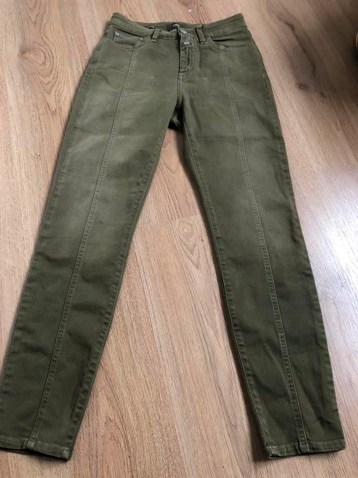 Closed groene broek 25 hoog model, Kleding | Dames, Broeken en Pantalons, Zo goed als nieuw, Maat 34 (XS) of kleiner, Groen, Lang