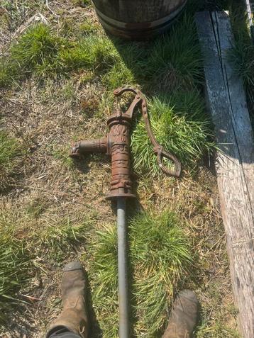 Antieke waterpomp beschikbaar voor biedingen