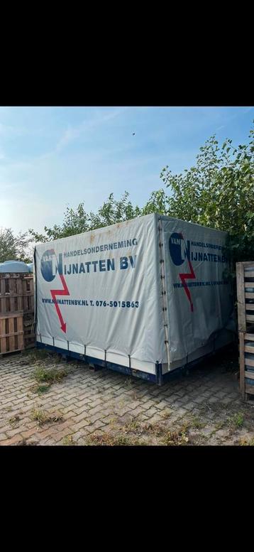 Dichte huif beschikbaar voor biedingen
