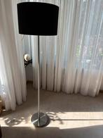 Staande vloerlamp. Zilverkleurige voet en stang., Huis en Inrichting, Lampen | Vloerlampen, Ophalen, Zo goed als nieuw, Overige materialen