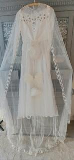 FRANS JAREN '50 RAGFIJN FEESTJAPON/SCHOUDERSLEEP/HOED/TAS/ST, Trouwjurk, Wit, Gedragen, FRANS VINTAGE