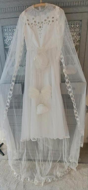 FRANS JAREN '50 RAGFIJN FEESTJAPON/SCHOUDERSLEEP/HOED/TAS/ST beschikbaar voor biedingen