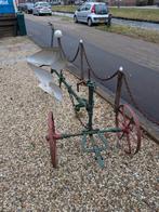Antieke ploeg voor decoratie in de tuin, Ophalen