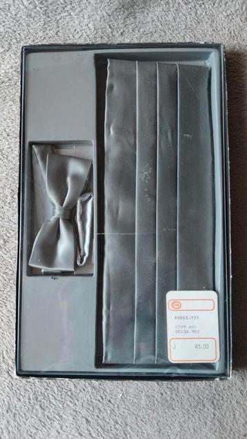 NIEUW mooie zilvergrijze vlinderdas met cumberband beschikbaar voor biedingen