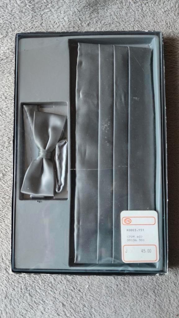 NIEUW mooie zilvergrijze vlinderdas met cumberband, Kleding | Heren, Stropdassen, Nieuw, Effen, Grijs, Ophalen of Verzenden