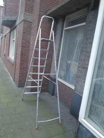 Ladder, huishoudtrap, aluminium met 8 treden.