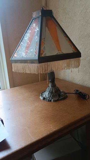 Tafel lamp met Amsterdamse school kap beschikbaar voor biedingen