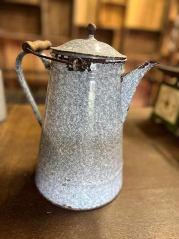 Emaille waterkan en melkkannetjes beschikbaar voor biedingen