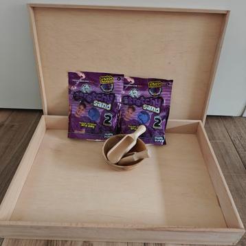 Houten Speelbak met kinetisch zand en accessories beschikbaar voor biedingen