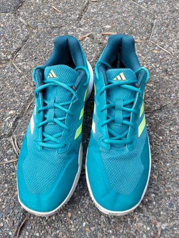 Adidas tennisschoenen beschikbaar voor biedingen