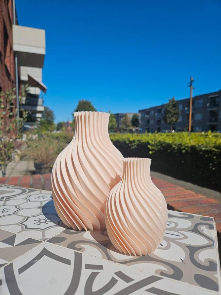 Lichtroze spiraal vazen set van 2, Huis en Inrichting, Woonaccessoires | Vazen, Nieuw, Overige kleuren, Minder dan 50 cm, Overige materialen