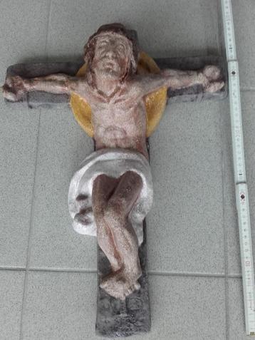 Christus kruisbeeld in keramiek