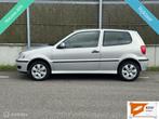 Volkswagen Polo 1.4-16V Trendline NAP/NWE APK/AIRCO, Origineel Nederlands, Te koop, Zilver of Grijs, 5 stoelen