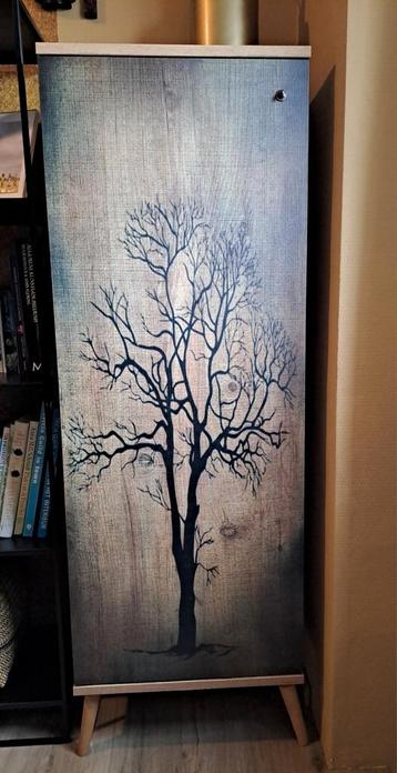Kast, boom op de deur, met verstelbare planken 139x48x38 beschikbaar voor biedingen