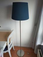 Nette staande IKEA-lamp met blauwe lampenkap, Huis en Inrichting, Lampen | Vloerlampen, Ophalen, Zo goed als nieuw, 150 tot 200 cm