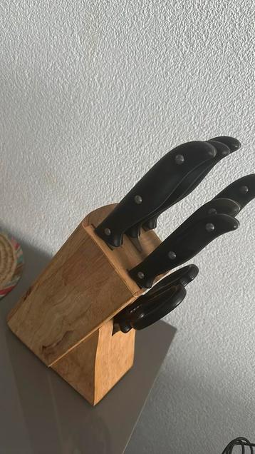 Messenset met houten messenblok beschikbaar voor biedingen