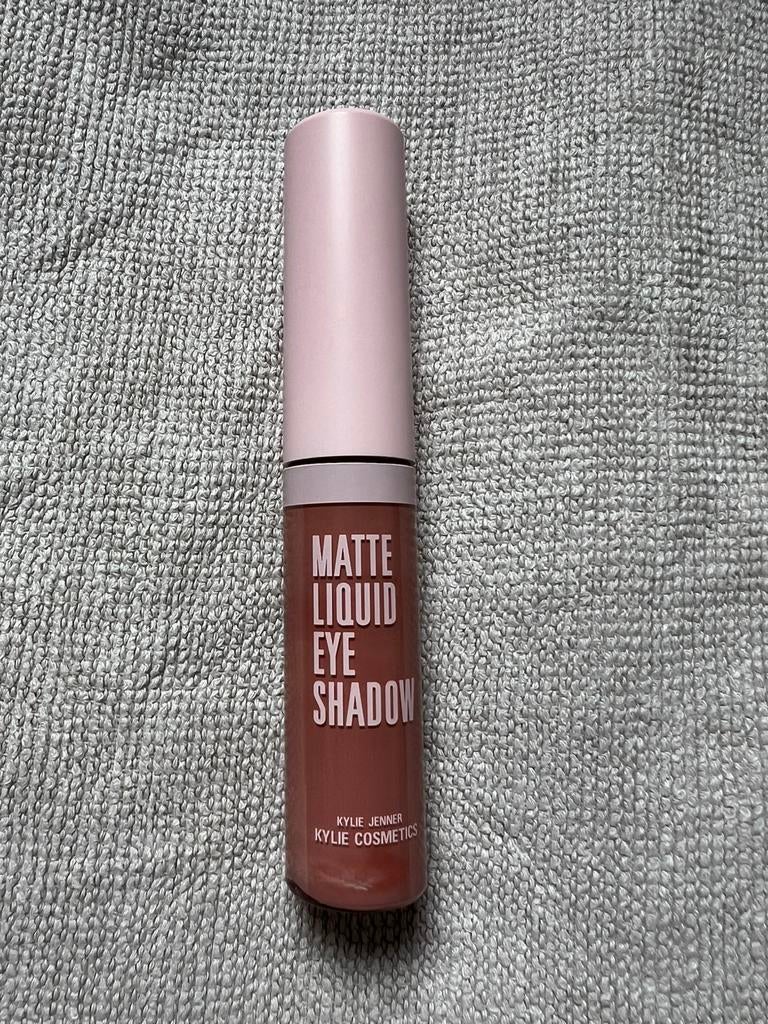 Kylie Cosmetics Matte Liquid Eye Shadow 005 It’s Her World, Ophalen, Zo goed als nieuw, Make-up, Overige kleuren