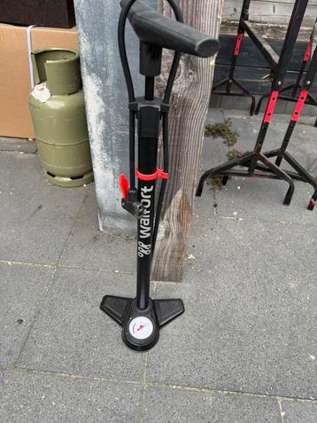 Fietspomp met spanningsmeter zgan beschikbaar voor biedingen