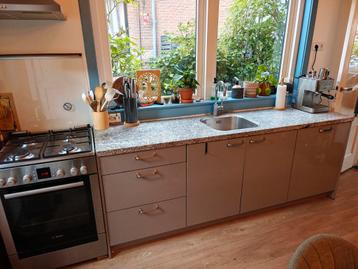 Keukenblok 224 cm lang (10 jaar oud) beschikbaar voor biedingen