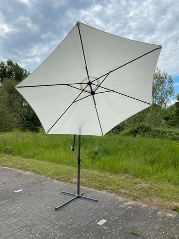 Amper gebruikt parasol beschikbaar voor biedingen