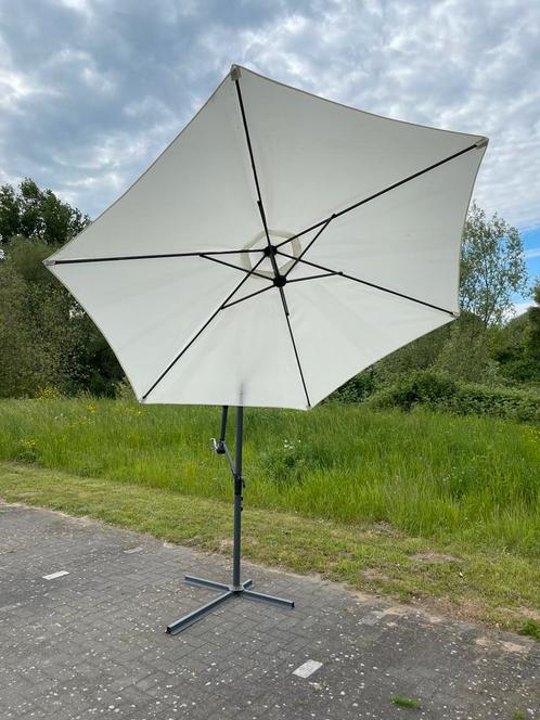 Amper gebruikte zweefparasol, Tuin en Terras, Parasols, Zweefparasol, 2 tot 3 meter, Ophalen