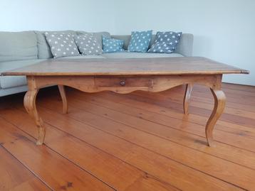 Houten salontafel beschikbaar voor biedingen
