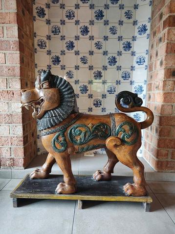 Houten tempel leeuw Nepal india beschikbaar voor biedingen