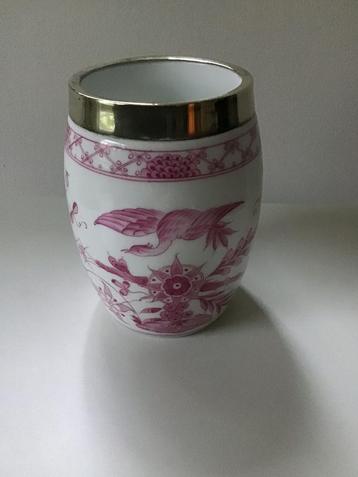 Porseleinen Meissen vaasje met zilverkleurige rand beschikbaar voor biedingen