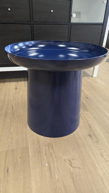 Geinig blauw staal bijzettafel 47 cm hoog beschikbaar voor biedingen