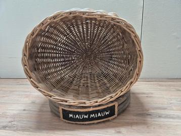 Rotan kattenmand beschikbaar voor biedingen