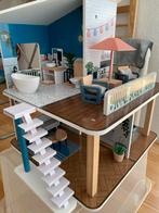 Houten Poppenhuis - Compleet met inboedel en poppen, Ophalen, Zo goed als nieuw, Poppenhuis