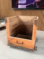 Oude vintage wagonkar op stalen onderstel met wielen, Huis en Inrichting, Woonaccessoires | Kisten, Ophalen, Zo goed als nieuw